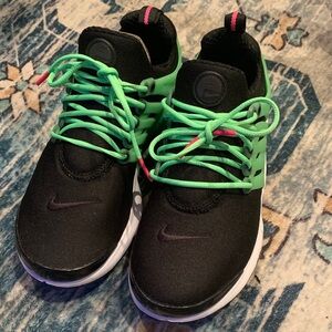 Nike Kids Black and Neon Green Sneakers size 5Y